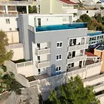 Sunny Hill With Rooftop Pool Apartament