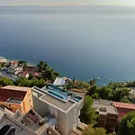 Sunny Hill With Rooftop Pool