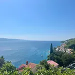 Sunny Hill With Rooftop Pool Apartament *
