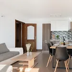 Sunny Hill With Rooftop Pool