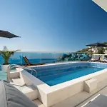 Sunny Hill With Rooftop Pool Apartament *