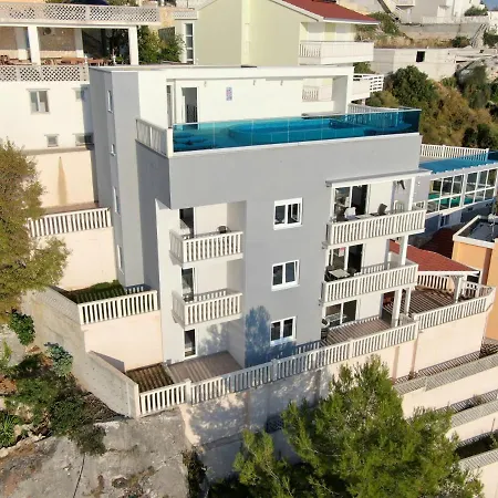 Sunny Hill With Rooftop Pool Apartmán
