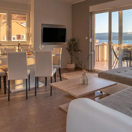 Sunny Hill With Rooftop Pool Apartament *