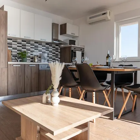 Sunny Hill With Rooftop Pool * Celina