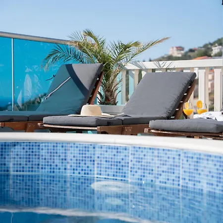 Sunny Hill With Rooftop Pool