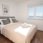 Sunny Hill With Rooftop Pool דירה