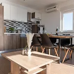 Sunny Hill With Rooftop Pool * צלינה
