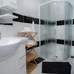 Sunny Hill With Rooftop Pool צלינה
