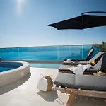 דירה Sunny Hill With Rooftop Pool