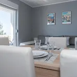 Sunny Hill With Rooftop Pool דירה *