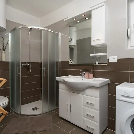 Sunny Hill With Rooftop Pool Apartman