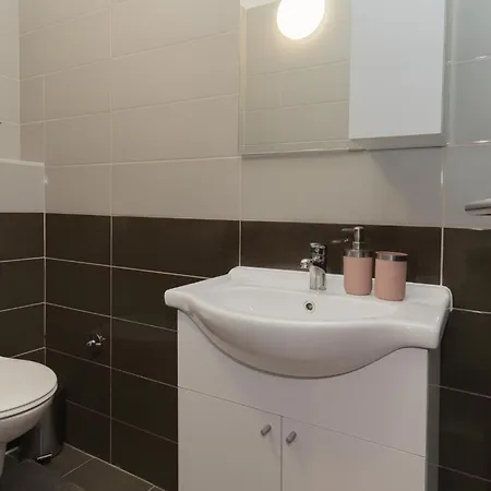 Sunny Hill With Rooftop Pool Apartamento *