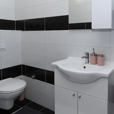 Sunny Hill With Rooftop Pool Apartman