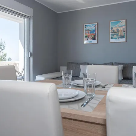 Sunny Hill With Rooftop Pool Apartman *
