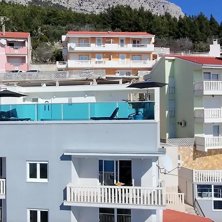 Sunny Hill With Rooftop Pool