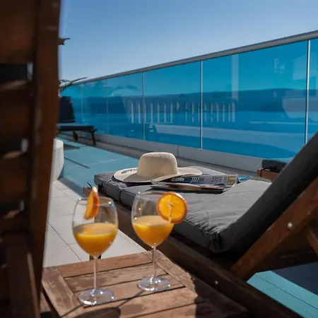 Sunny Hill With Rooftop Pool