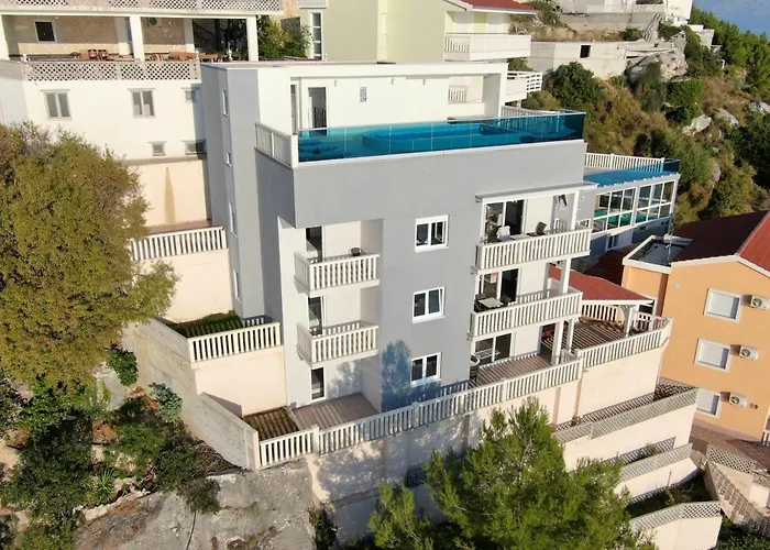 Sunny Hill With Rooftop Pool Apartmán