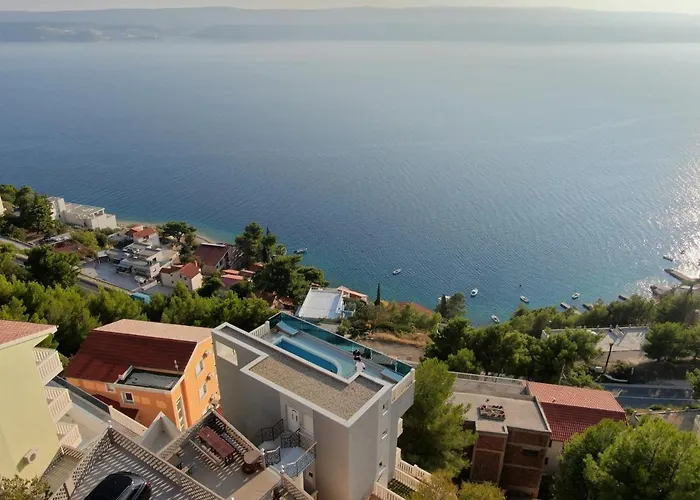 Sunny Hill With Rooftop Pool