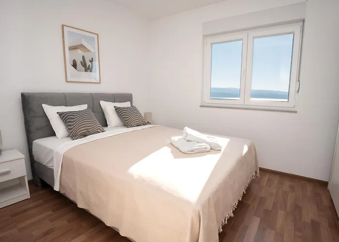 Sunny Hill With Rooftop Pool Apartmán