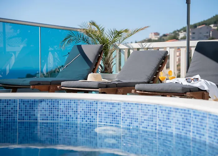 Sunny Hill With Rooftop Pool