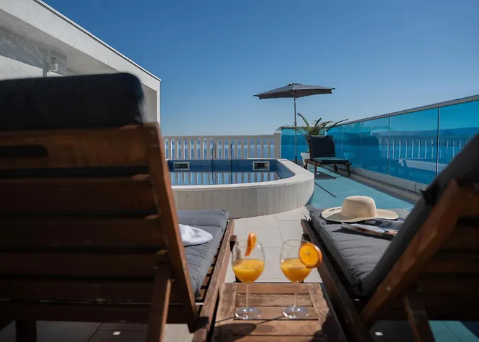 Sunny Hill With Rooftop Pool *