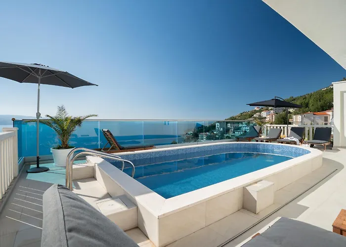 Sunny Hill With Rooftop Pool Apartmán *